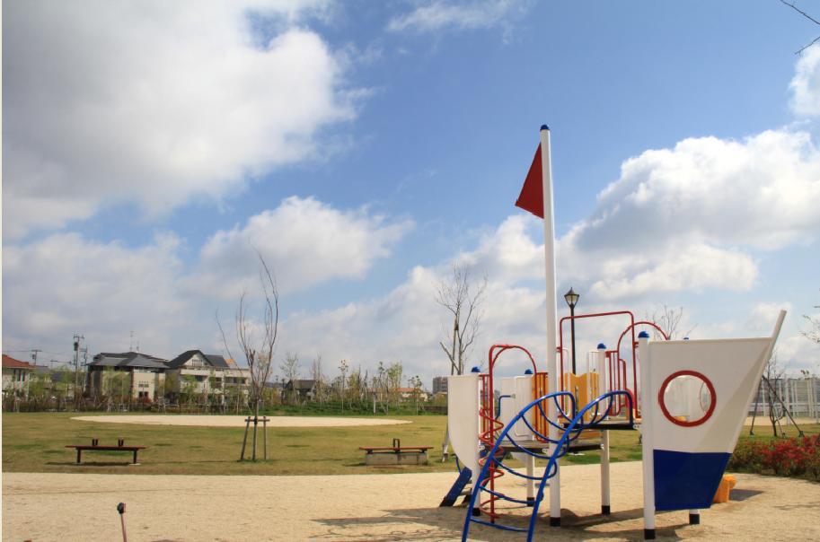 park. There is also a 720m playground equipment to the shores of Forest Park, Fun and play park