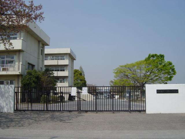 Primary school. Omano 250m all children up to several elementary school 622 people, 21 class, Faculty and staff number 35 people. ◆ School education goal: willingly Manabuko last to hold out a child with a child caring