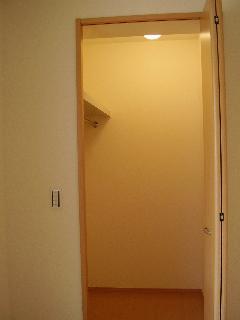 Receipt. Walk-in closet