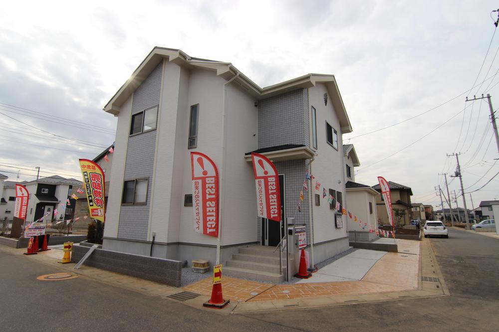 Local appearance photo. Building 2 appearance