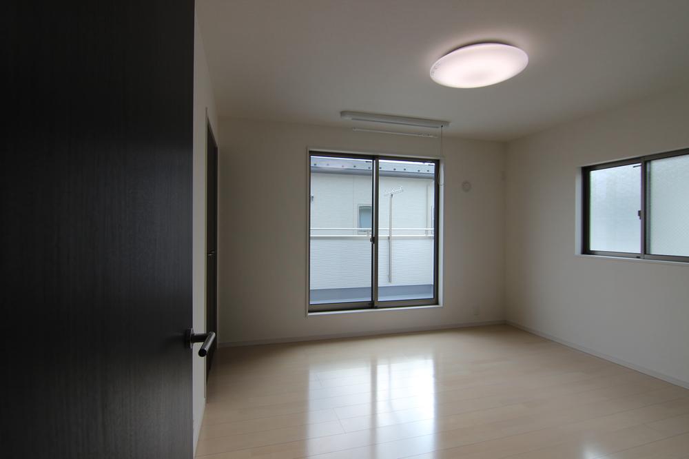 Non-living room. 8 pledge Western-style