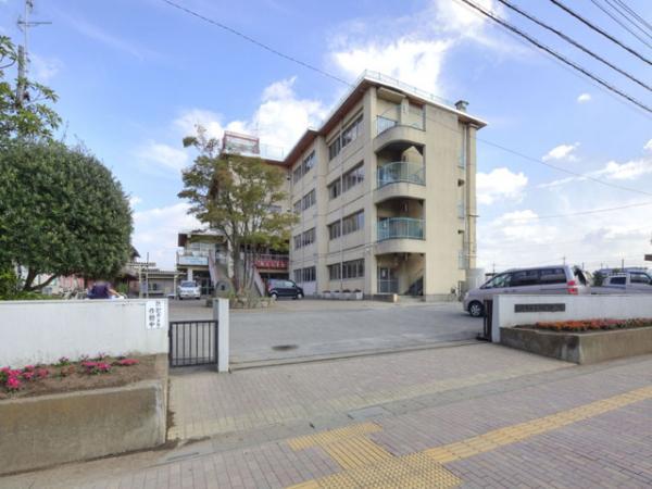 Primary school. 1400m until Senma stand elementary school