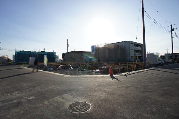 Local photos, including front road. Overall