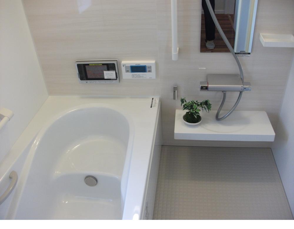 Bathroom. Local (September 2013) Shooting Also slowly sitz bath while watching the bathroom TV!