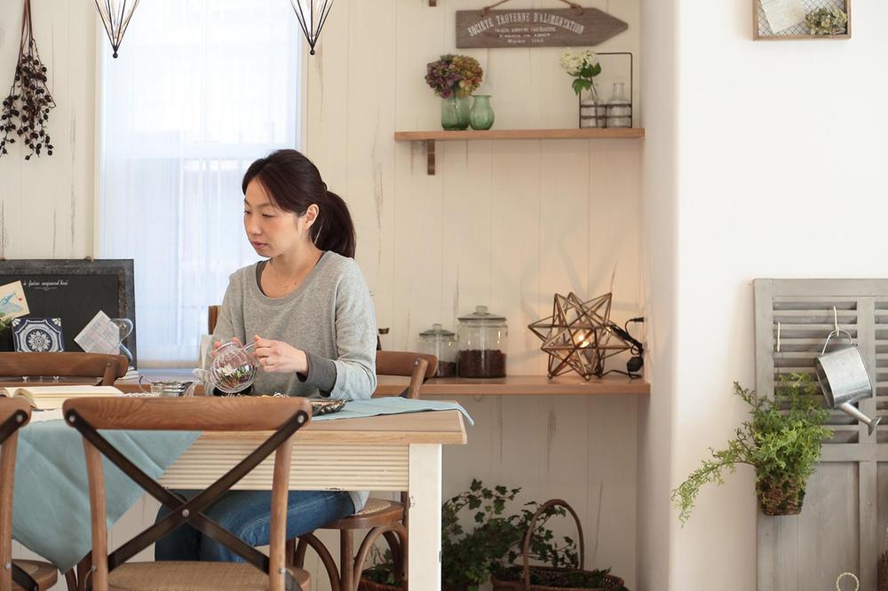Living.  [White city block living of]  It arranged a solid plate of shabby regulated by one by one by hand white-based paint, Feminine white living, such as the French cafe. 