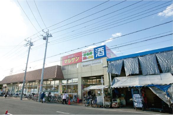 Supermarket. 893m to super-Marsan