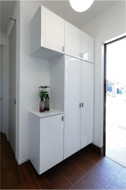 Other Equipment. The entrance storage which has been subjected to mirror surface paint, Produce a shine and luxury as the face of the house. 