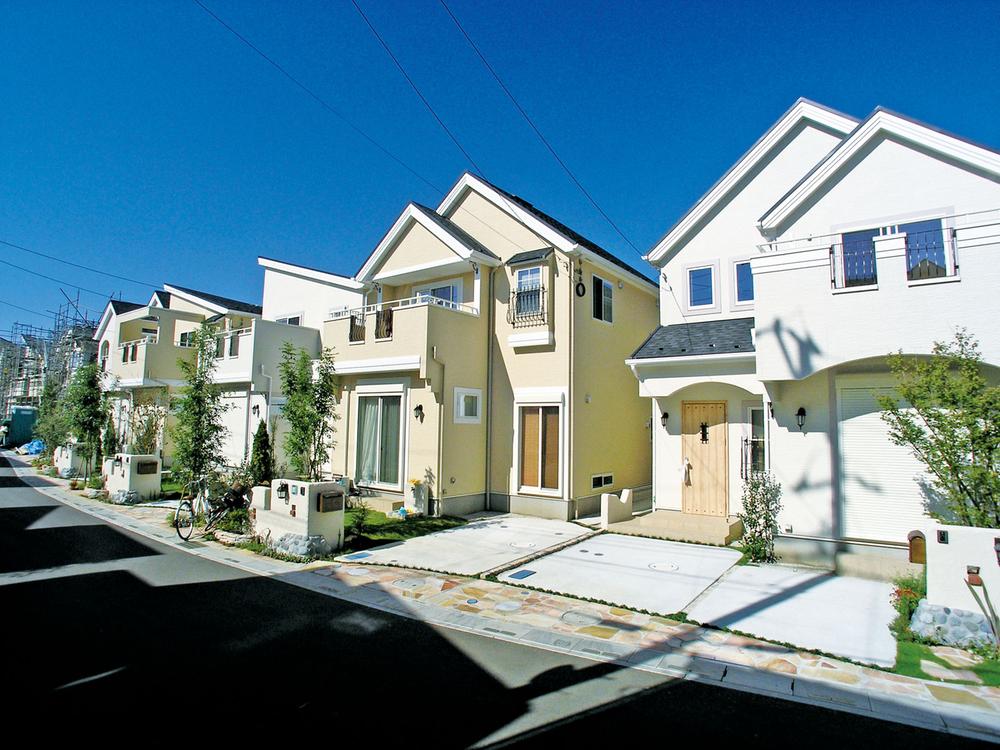 Local photos, including front road. Beautiful streets, Finally completed. New model house OPEN