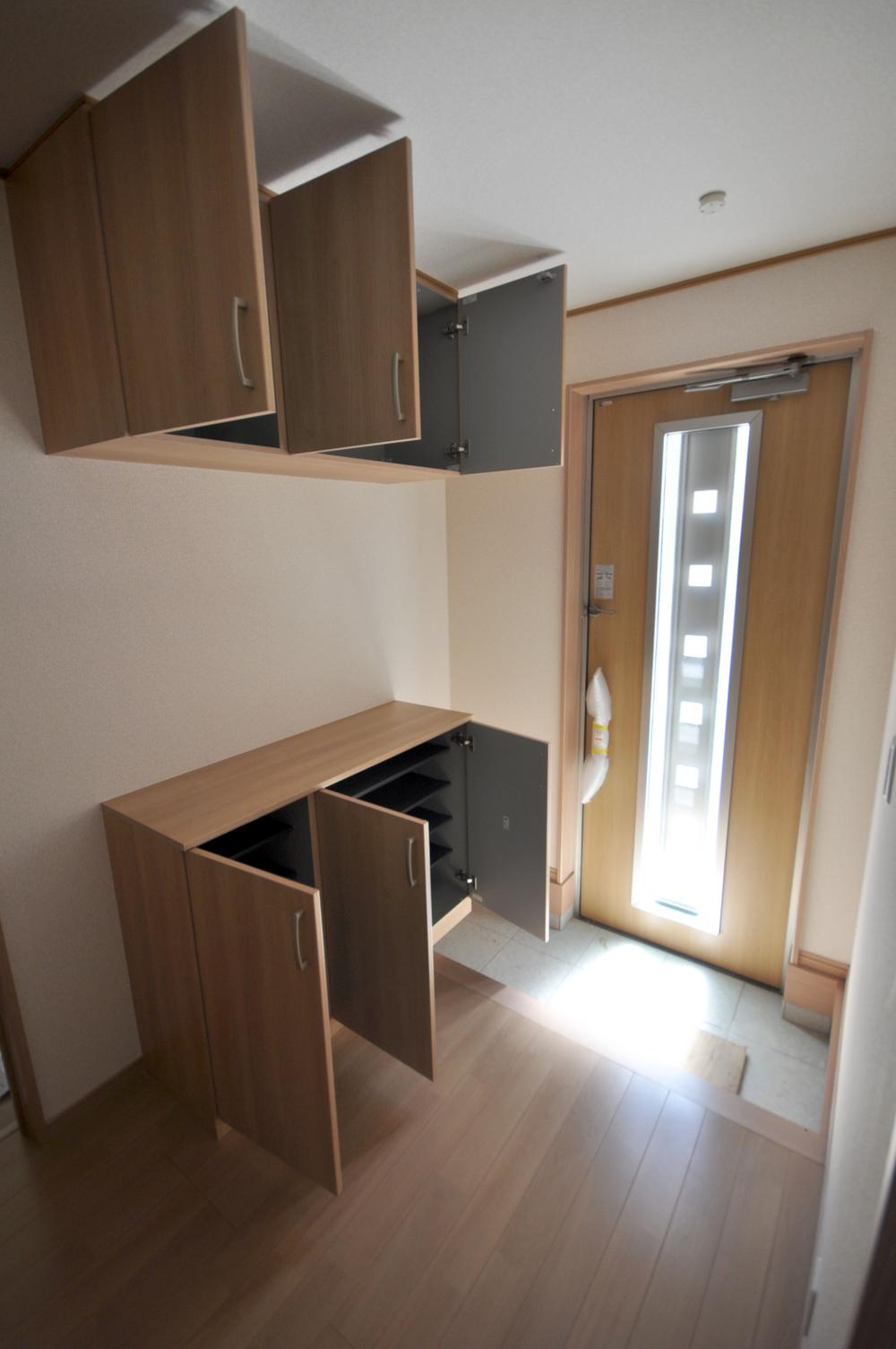 Entrance. Vacuum cleaner, etc. can be more and more storage