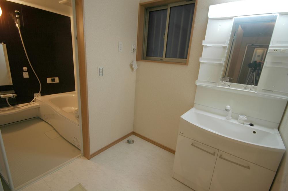 Wash basin, toilet. Spacious wash room