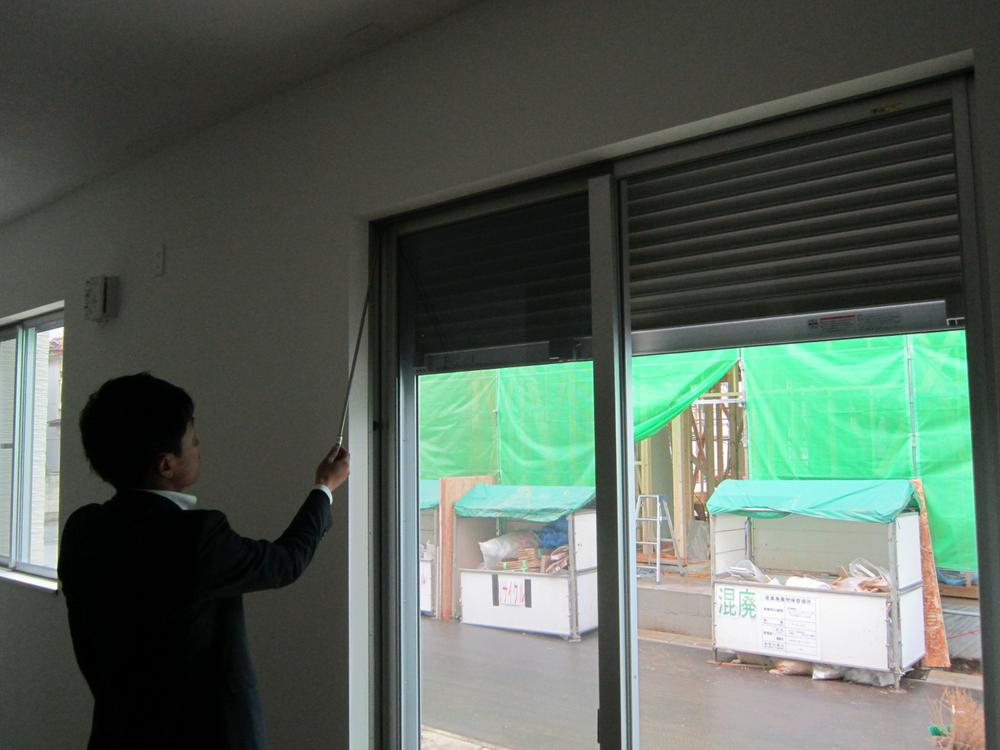 Other. Ease opened and closed by an electric shutter! 