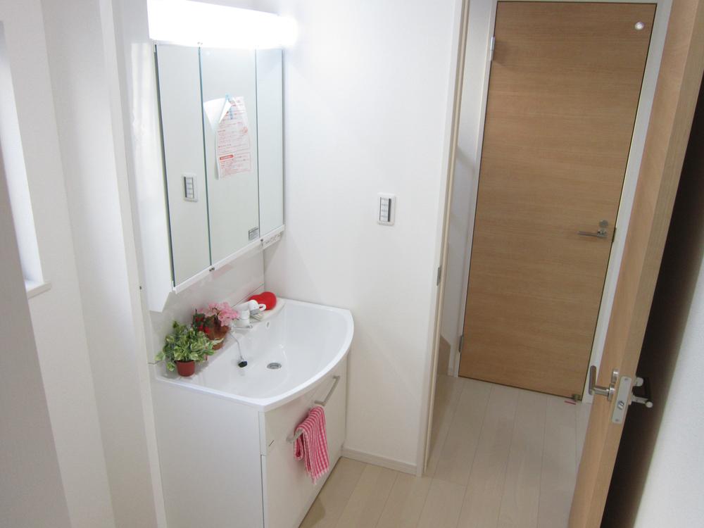 Wash basin, toilet. Indoor (12 May 2013) Shooting