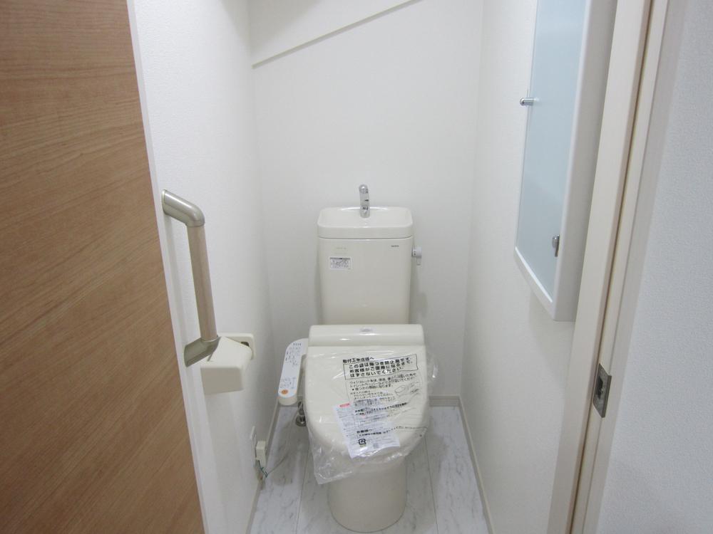 Toilet. Indoor (12 May 2013) Shooting