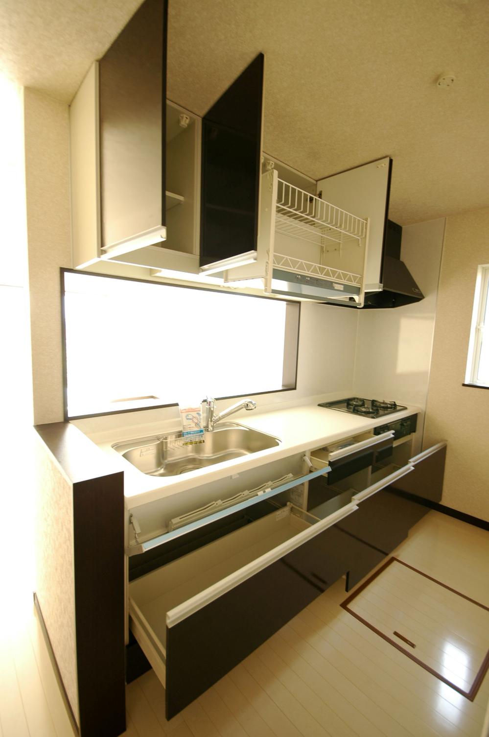 Kitchen. ◆ Face-to-face kitchen ◆ Happy to place high with a move down Wall ◆ Also it comes with a water purifier ◆ 4 Building