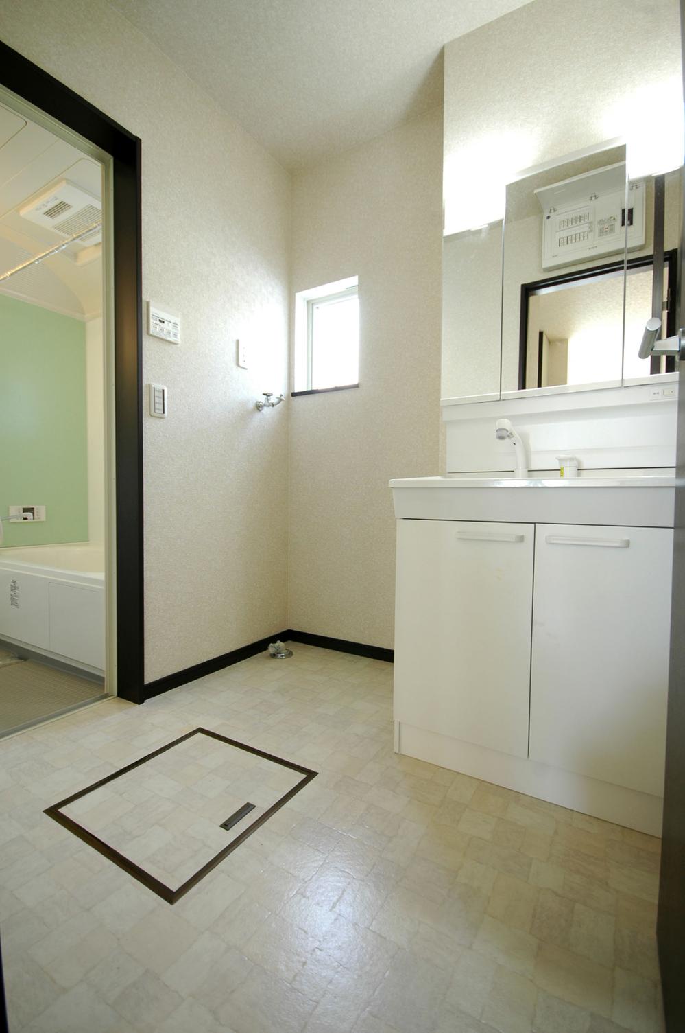 Wash basin, toilet. ◆ Easy change of clothes because the washroom is also broad ◆ 4 Building