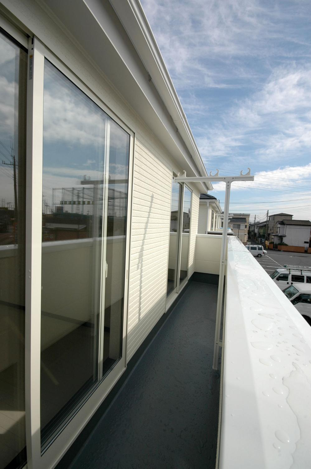 Balcony. ◆ Hiroi balcony ◆ Laundry also become full Jose ◆ 4 Building