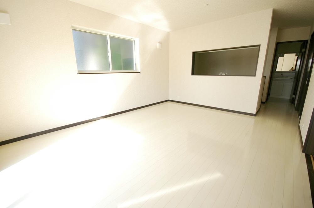 Living. ◆ Bright TeHiroi LDK ◆ 4 Building