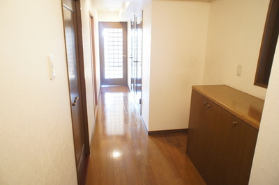 Entrance. Yes shoe box