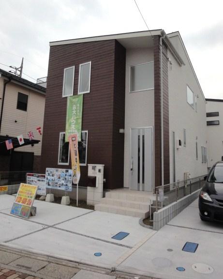 Local appearance photo. 8 Building