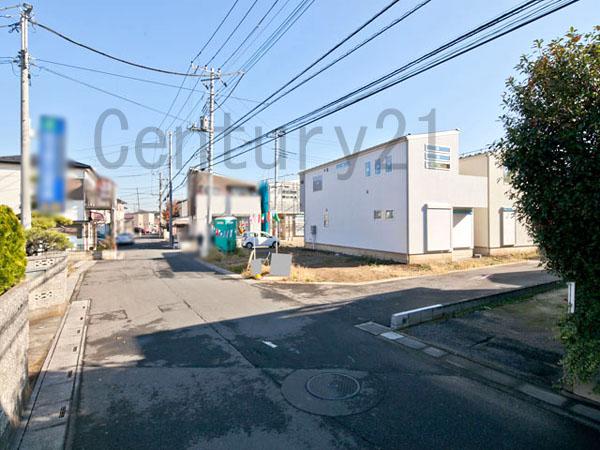 Local photos, including front road. Overall