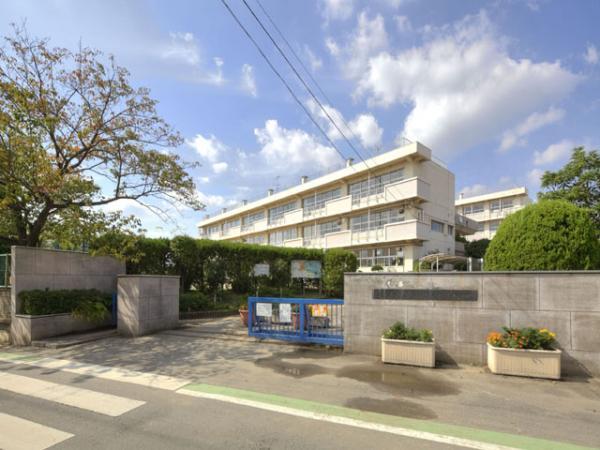 Primary school. 500m to square elementary school