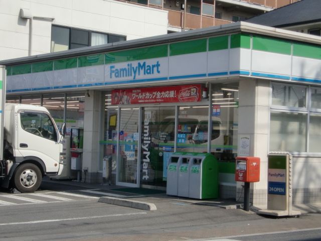 Convenience store. 500m to Family Mart (convenience store)