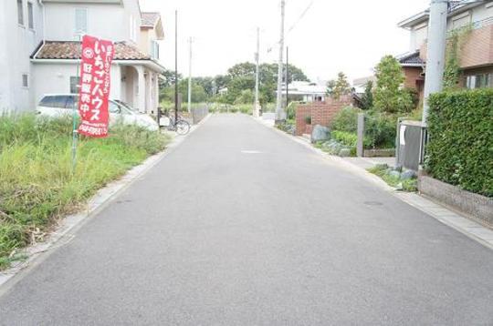 Local photos, including front road. Frontal road