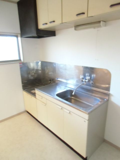 Kitchen. It is a two-necked gas stove corresponding kitchen is easy to use.