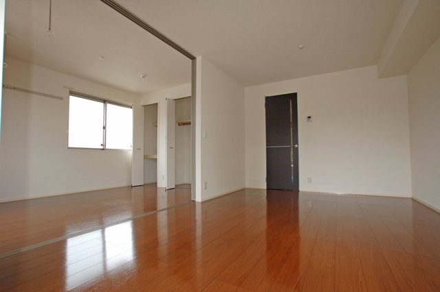 Living and room. Bright southeast of the room ☆ Popular Flooring ☆ 