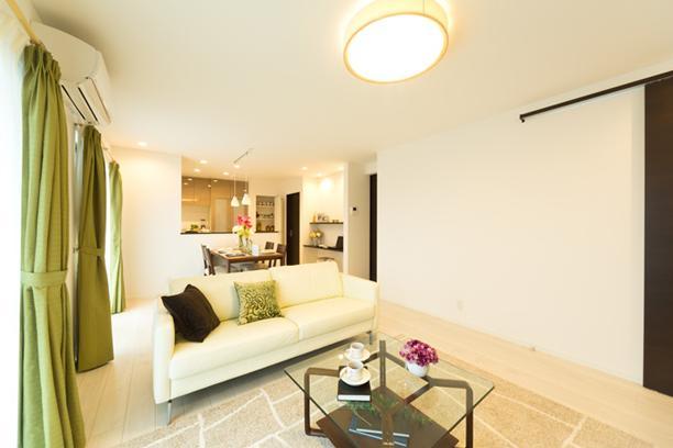 Living. Spacious living room