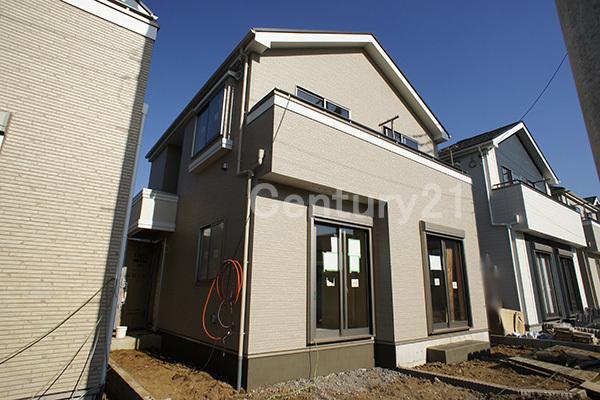 Local appearance photo. Bright house wrapped in plenty of sunlight