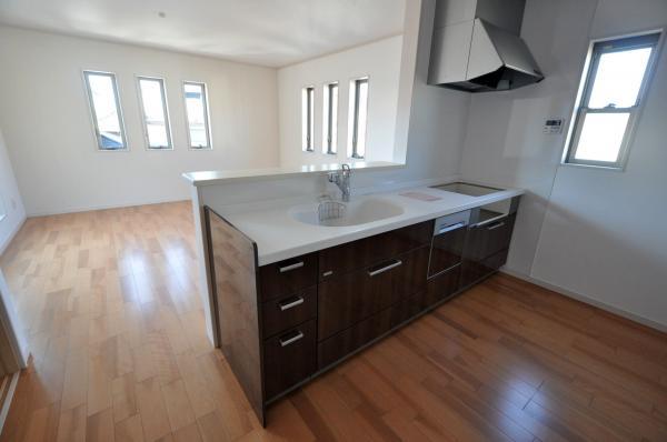 Kitchen. dishwasher ・ IH