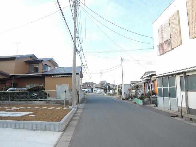 Local photos, including front road. Local (12 May 2013) Shooting