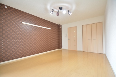 Living and room. ☆ Brown accents Cross ☆