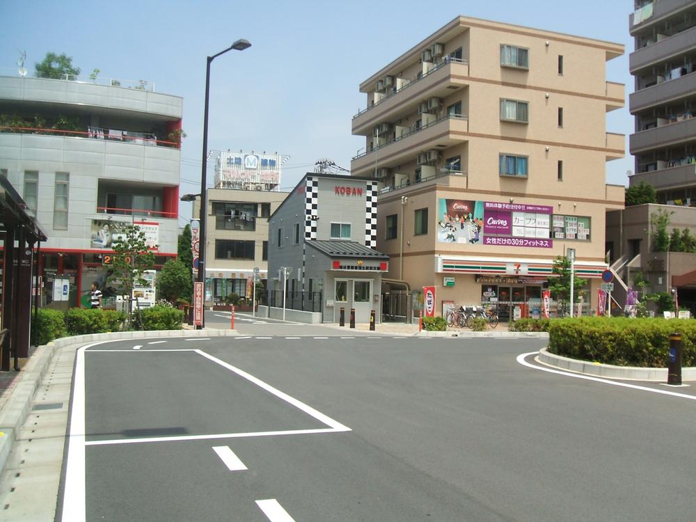 Convenience store. The 1-minute walk there is a police station and convenience stores.