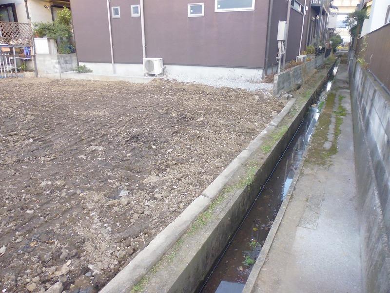 Other local. Local (12 May 2013) Shooting There is a small waterway to the property south.