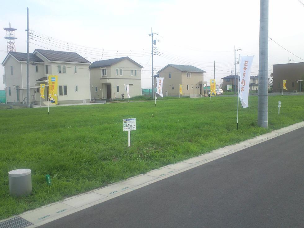 Local photos, including front road. Room of quiet streets a subdivision
