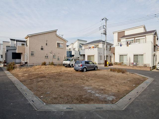 Local photos, including front road. 6 Building 3 direction land 5.5 months after contract