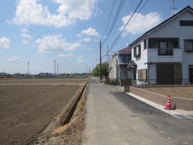 Local photos, including front road. It is a quiet residential area