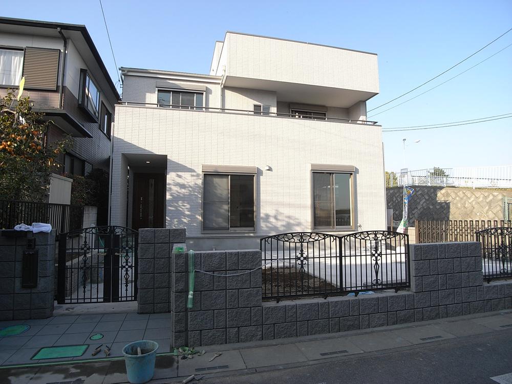 Local photos, including front road. Local (11 May 2013) Shooting