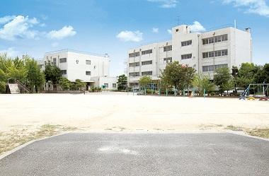 Primary school. 960m to large Sagami elementary school