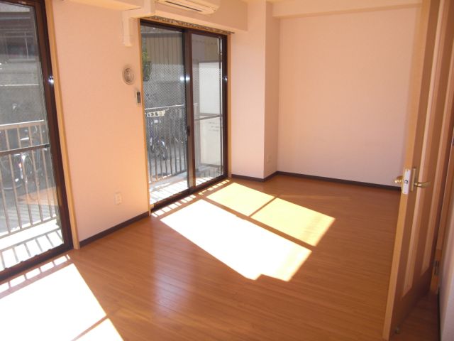 Living and room. Two-plane daylight day is also also good ventilation.