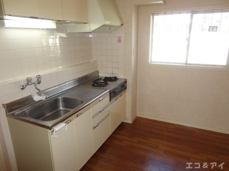 Kitchen. 2-neck with gas stove