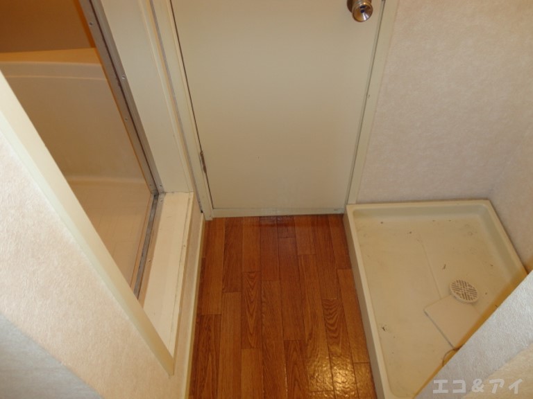 Other room space. Washing machine space