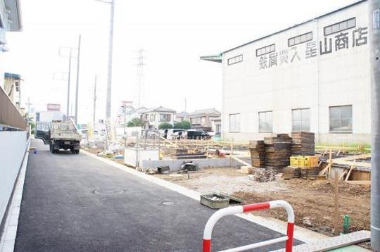 Local photos, including front road. Frontal road