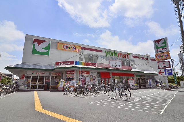 Supermarket. York Mart until the (super) 520m