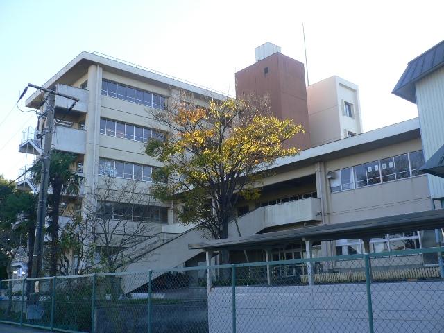 Junior high school. 900m to square junior high school