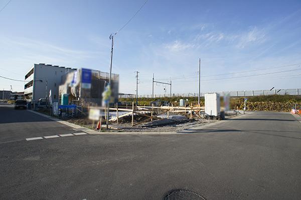 Local photos, including front road. Yang per well per corner lot