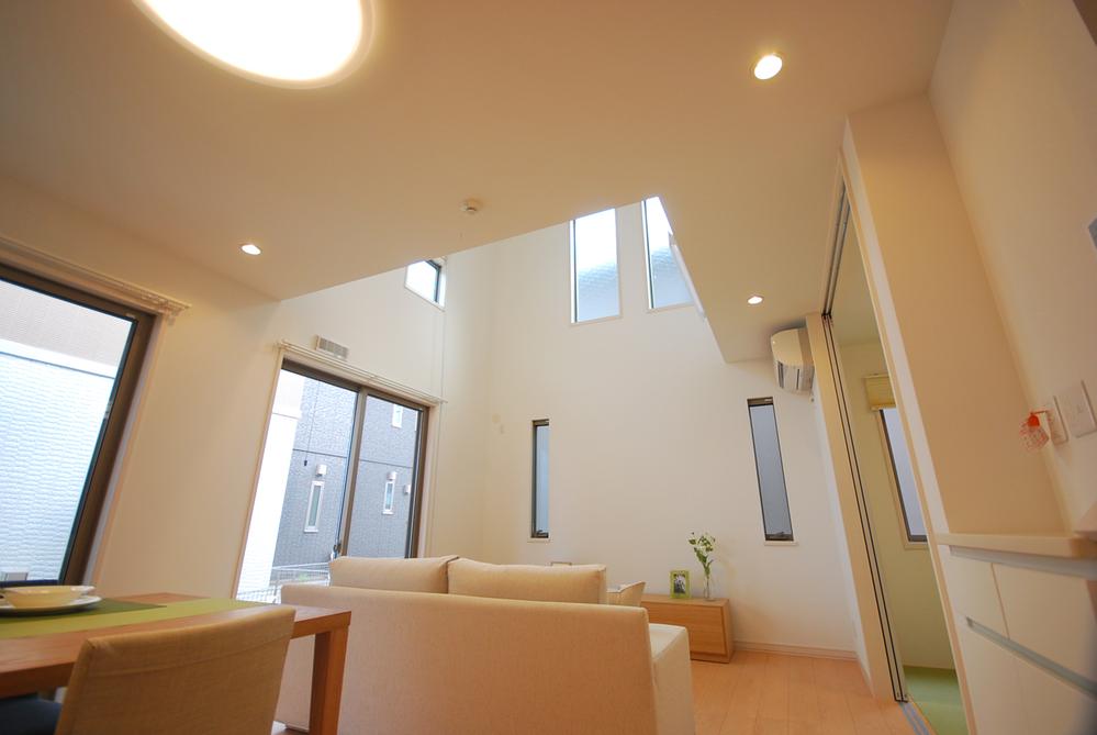 Living. 1-20 No. land atrium (May 2013 shooting)