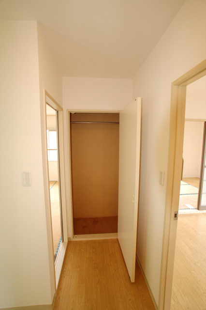 Receipt. ☆ There is a closet near the front door, Convenient to go out ☆